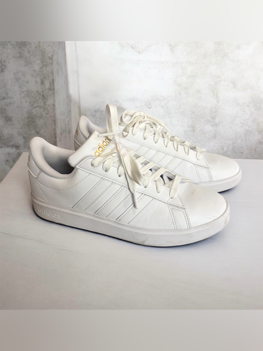 adidas Women’s Cream/White Low-Top Sneakers with Gold Logo Sz 9
